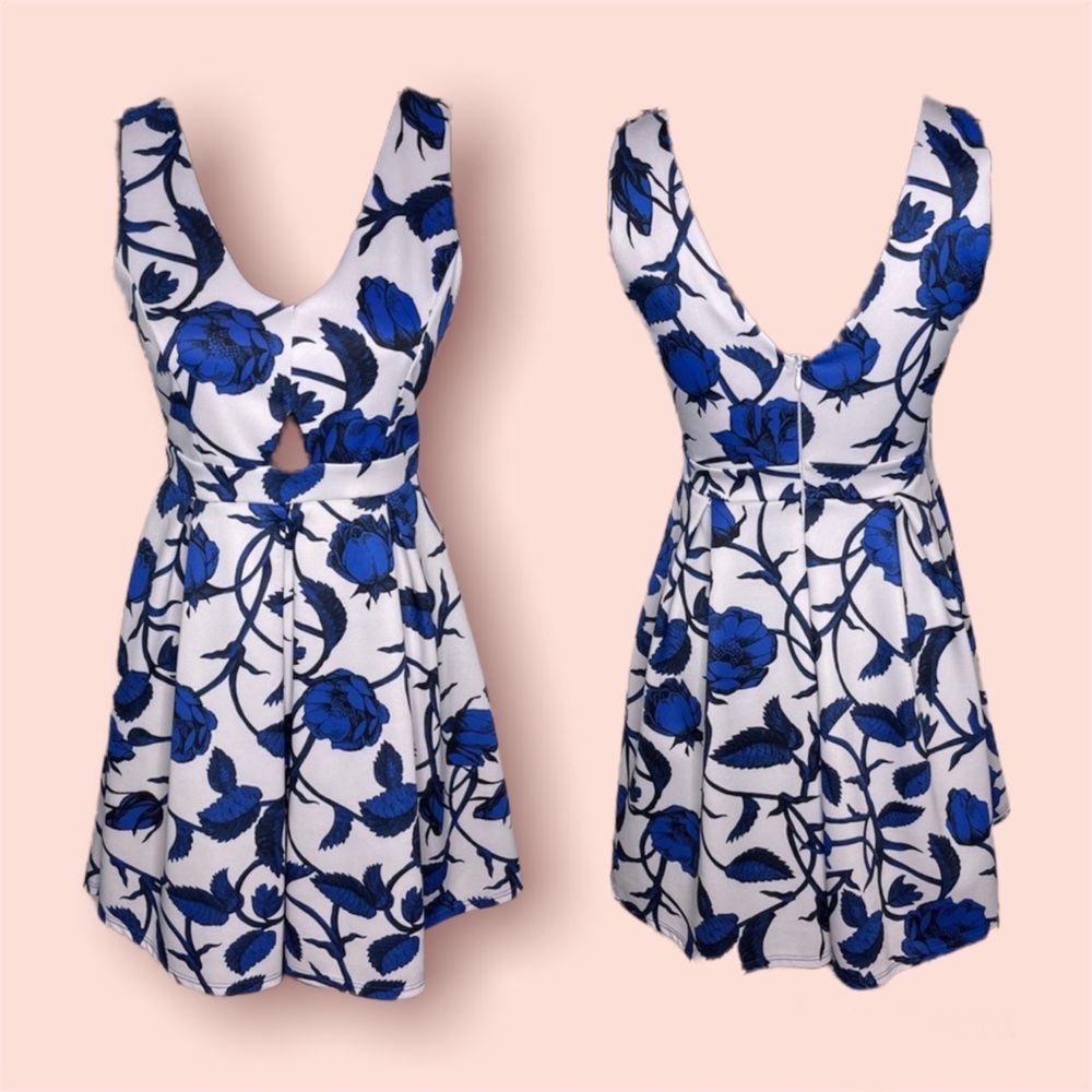 Romeo + Juliet Fit and Flare Blue Floral w/ Keyhole Cutout Women's Size Small